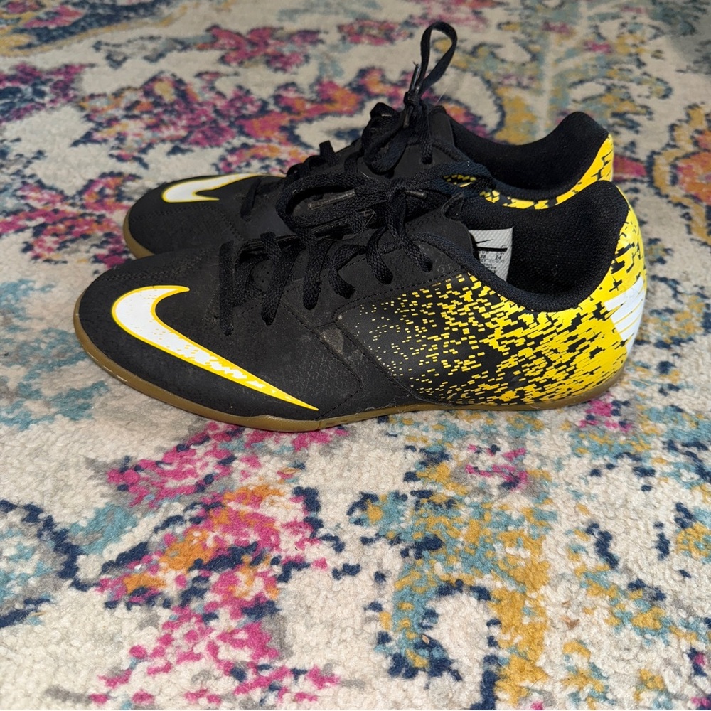 Nike Bombax Indoor Soccer Shoes Boys 5.5 Youth Black Orange